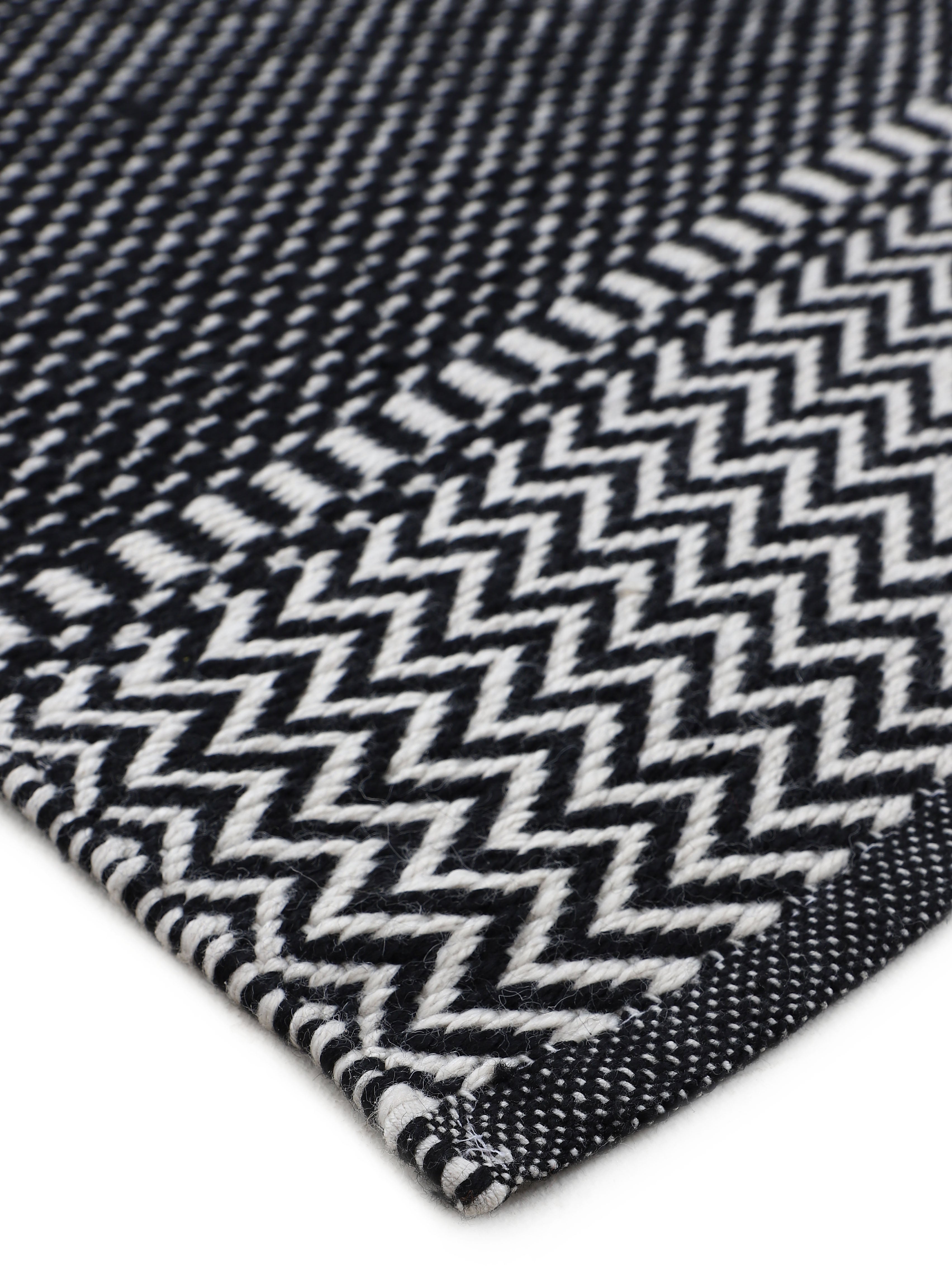 In- & Outdoor Teppich aus recyceltem Material Schwarz